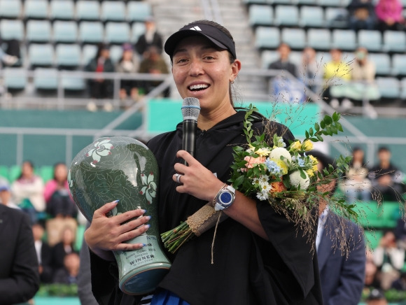 우승 소감 밝히는 페굴라 - 15일 서울 송파구 올림픽공원 테니스장에서 열린 2023 여자프로테니스(WTA) 투어 하나은행 코리아오픈 단식 우승을 차지한 미국 제시카 페굴라가 우승 소감을 밝히고 있다. 2023.10.15 연합뉴스