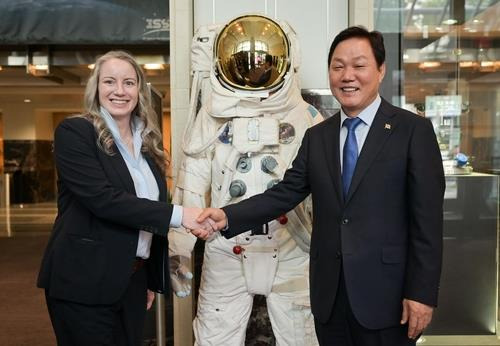 NASA '메러디스 맥케이(Meredith Mckay)' 부국장보와 악수하는 박완수 경남지사 [경남도 제공. 재판매 및 DB 금지]