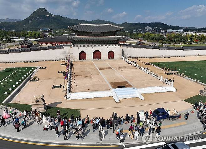 광화문, 새로운 모습으로 (서울=연합뉴스) 류영석 기자 = 15일 복원 기념 행사를 앞둔 서울 광화문 월대 앞을 시민들이 지나가고 있다. 2023.10.15 ondol@yna.co.kr