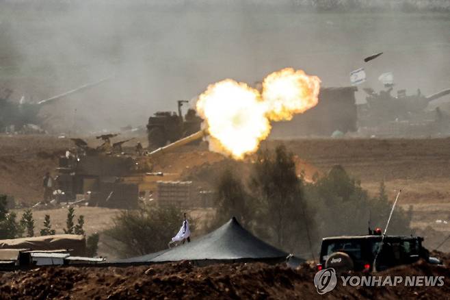 가자지구 향해 포탄 발사하는 이스라엘군 자주포 (이스라엘-가자지구 국경 AFP=연합뉴스) 이스라엘군 M109 155mm 자주포가 12일(현지시간) 남부의 가자지구 국경 인근에서 포탄을 발사하고 있다. 이스라엘은 팔레스타인 무장 정파 하마스가 통치하는 가자지구에 연일 보복 공습을 퍼붓고 있다. 2023.10.13 besthope@yna.co.kr