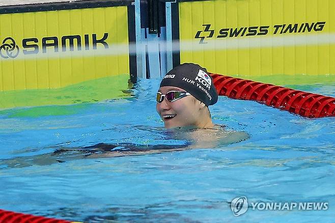 한국신기록에 기뻐하는 허연경 (목포=연합뉴스) 서대연 기자 = 15일 오후 전남 목포실내수영장에서 열린 제104회 전국체육대회 수영 여자 고등부 자유형 50ｍ 결승에서 24.97로 한국 신기록을 세우며 우승한 허연경(서울 방산고등학교)이 기뻐하고 있다. 2023.10.15 dwise@yna.co.kr