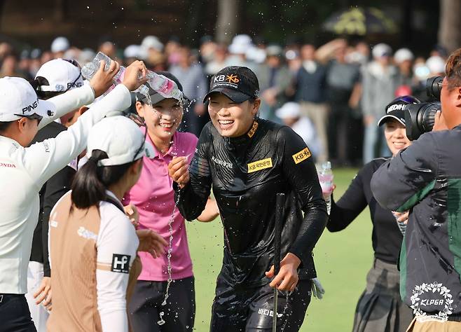 동료들의 축하 물세례를 받는 방신실. [KLPGA 제공. 재판매 및 DB 금지]