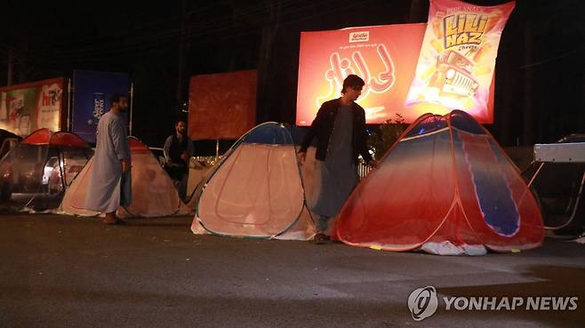 여진 공포에 텐트서 생활하는 아프간 주민들 강진 피해를 본 아프가니스탄 서부 헤라트주 주민들이 12일(현지시간) 여진 공포로 거리에 텐트를 치며 생활하고 있다. 
[신화 연합뉴스 자료사진. 재판매 및 DB 금지]