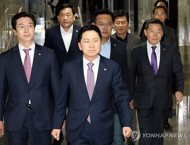 의원총회 향하는 김기현 대표 (서울=연합뉴스) 한상균 기자 = 국민의힘 김기현 대표가 15일 국회에서 열린 의원총회에 참석하고 있다. 2023.10.15 xyz@yna.co.kr