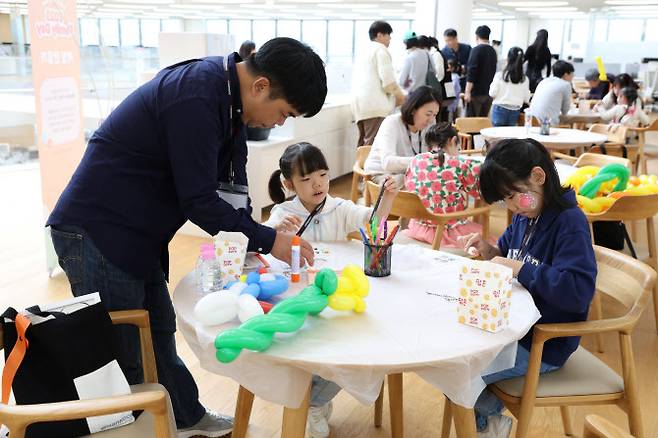 한국앤컴퍼니그룹이 가족 친화적인 기업문화 조성을 위해 지난 14일 그룹사 임직원 가족 500여 명을 초청한 가운데 ‘2023 패밀리데이’ 행사를 개최했다.(사진=한국타이어.)