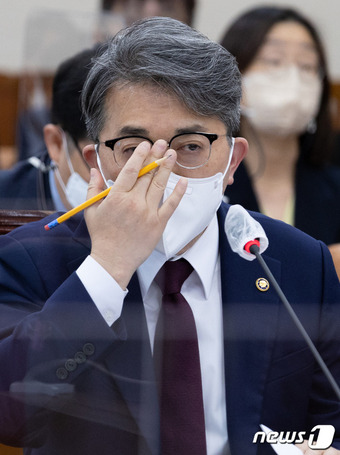 유희동 기상청장이 7일 오전 서울 여의도 국회에서 열린 환경노동위원회의 기상청 등에 대한 국정감사에서 의원 질의를 들으며 안경을 고쳐 쓰고 있다. 2022.10.7/뉴스1 ⓒ News1 이재명 기자