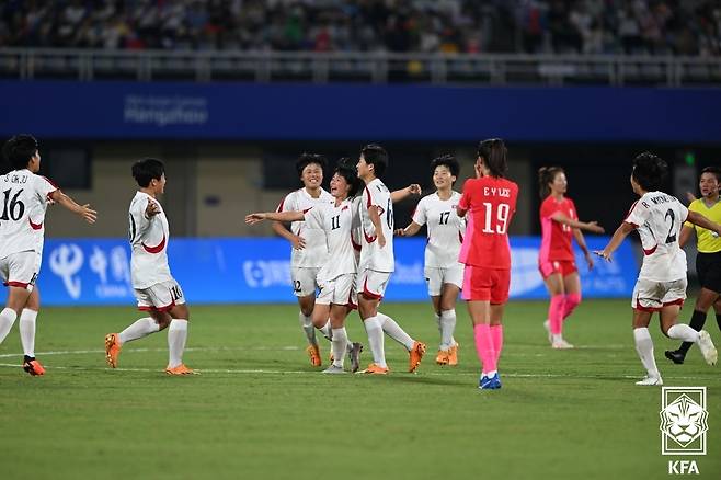 30일 오후 중국 윈저우 스타디움에서 열린 '2022 항저우 아시안게임' 여자축구 8강전 대한민국과 북한의 경기에서 4대1로 승리한 북한 선수들이 기쁨을 나누고 있다. (대한축구협회 제공) 2023.9.30/뉴스1