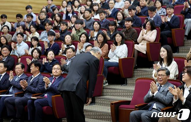 유인촌 문화체육관광부 장관이 16일 오전 정부세종청사 문체부 대강당에서 열린 취임식 중 직원들을 향해 고개숙여 인사하고 있다. 2023.10.16/뉴스1 ⓒ News1 장수영 기자