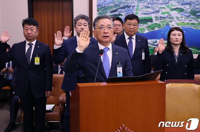 이한준 한국토지주택공사 사장이 16일 서울 여의도 국회에서 열린 국토교통위원회의 한국토지주택공사, 국토안전관리원 등에 대한 국정감사에서 선서를 하고 있다. 2023.10.16/뉴스1 ⓒ News1 송원영 기자