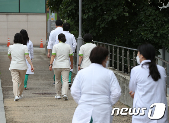 서울의 한 병원에서 의료진이 분주히 움직이고 있다. 뉴스1 ⓒ News1 신웅수 기자