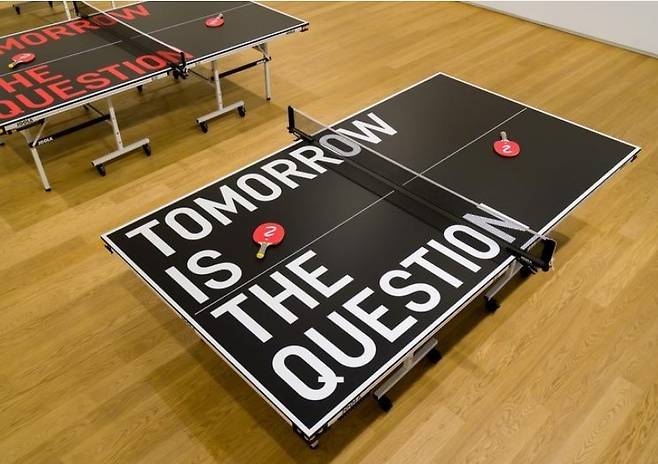 리크리트 티라바니자, untitled 2023 (tomorrow is the question), Vinyl on ping pong table, 274 x 169 x 20 cm (신세계갤러리 제공)