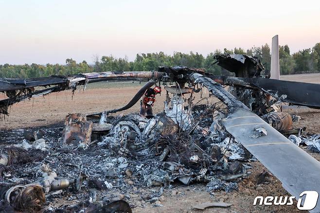 15일(현지시간) 팔레스타인 무장 정파 하마스의 기습 공격으로 가자 지구 국경 인근에서 추락한 CH-53 헬기의 잔해를 이스라엘 구조대원이 수색하고 있다. 2023.10.16 ⓒ AFP=뉴스1 ⓒ News1 우동명 기자