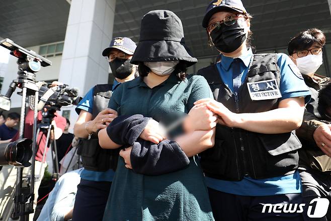 온라인 과외 앱을 통해 처음 만난 또래 여성을 살해한 뒤 시신을 훼손·유기한 혐의로 구속된 정유정(23)이 2일 오전 부산 동래경찰서에서 검찰로 송치되고 있다. 정유정은 지난달 26일 부산 금정구 소재 피해자의 집을 찾아가 중고로 산 교복을 입고 피해자에게 자신이 중학생이라고 거짓말하고 잠시 대화를 나누다 흉기로 살해했다. 2023.6.2/뉴스1 ⓒ News1 윤일지 기자