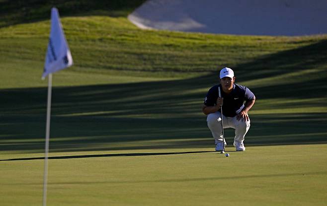 LAS VEGAS, NEVADA - OCTOBER 15: Tom Kim of South Korea lines up a putt on the 16th green during the final round of the Shriners Children's Open at TPC Summerlin on October 15, 2023 in Las Vegas, Nevada.   Orlando Ramirez/Getty Images/AFP (Photo by Orlando Ramirez / GETTY IMAGES NORTH AMERICA / Getty Images via AFP)







<저작권자(c) 연합뉴스, 무단 전재-재배포 금지>