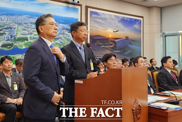 이한준 한국토지주택공사(LH) 사장과 임병용 GS건설 대표이사가 10일 오후 여의도 국회의사당 국토교통위원회 국정감사에 증인으로 출석해 지난 4월 발생한 인천 검단신도시 안단테 아파트 지하주차장 붕괴사고와 관련해 국회의원들의 질의에 답하고 있다. /최지혜 기자