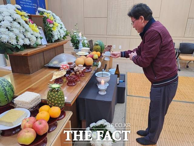 무연고 사망자들의 대리 상주를 맡은 김정래 장의사가 장례 의식을 치르고 있다./부산=강보금 기자