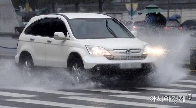 3일 서울 광화문광장 인근 세종대로에서 차량이 빗속을 달리고 있다. 기상청은 전국이 흐린 가운데 비가 내리겠고, 중부와 경북에는 최고 150mm의 국지성 호우가 쏟아진다고 예보했다./김현민 기자 kimhyun81@