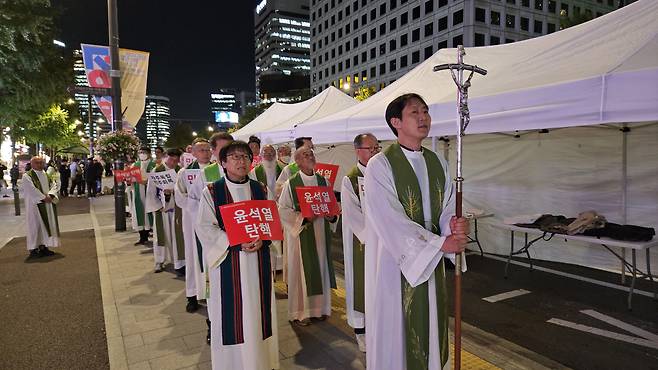 16일 오후 7시 30분부터 서울 중구 숭례문에서 시청역까지 이어지는 600여m 거리의 세종대로 구간에서 천주교정의구현전국사제단이 시국미사를 열고 있다. /조재현 기자