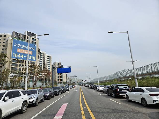 고촌센트럴자이 정문과 마주보고 있는 대보천. 대보천은 수로 형태로 천변 정비가 돼 있지 않았고 주변에 이렇다 할 시설도 없는 상태다. /사진=이미호기자