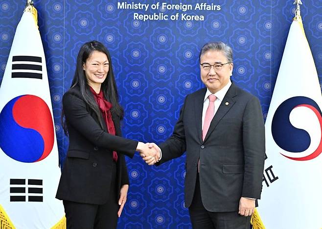 박진 외교부 장관이 16일 오전 서울 종로구 외교부에서 줄리 터너 미국 국무부 북한인권특사와 접견에 앞서 악수하고 있다 ⓒ 외교부