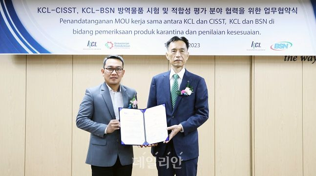 조영태 KCL 원장(오른쪽), 카야디 CISST 원장이 업무협약을 체결하고 기념촬영을 하고 있다. ⓒ한국건설생활환경시험연구원