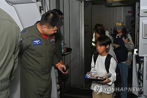 정부가 팔레스타인 무장 정파 하마스의 기습 공격을 받은 이스라엘에 군 수송기를 파견해 한국인 163명을 대피시켰다. 공군 제5공중기동비행단 소속 KC-330 조종사 박종현 소령이 탑승을 안내하고 있다. 공군의 KC-330 '시그너스' 다목적 공중급유 수송기는 이스라엘 현지시간으로 13일 오후 텔아비브 벤구리온 공항에 도착한 뒤 14일 자정 무렵 한국으로 출발했다. [국방부 제공=연합뉴스]