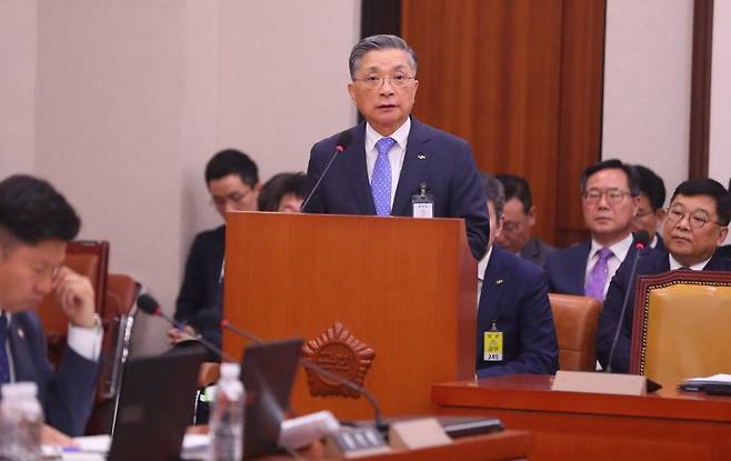 이한준 한국토지주택공사(LH) 사장이 16일 오전 서울 여의도 국회에서 열린 국토교통위원회의 한국토지주택공사 등에 대한 국정감사에 출석해 업무보고를 하고 있다. 사진=뉴시스화상