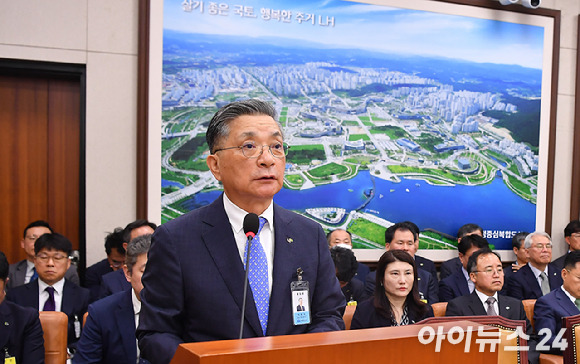 이한준 한국토지주택공사(LH) 사장이 16일 오전 서울 여의도 국회에서 열린 국토교통위원회의 한국토지주택공사 등에 대한 국정감사에서 인사말을 하고 있다. [사진=곽영래 기자]