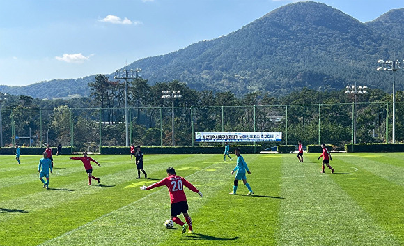 지난 15일 ‘제42회 부산시축구협회장기 및 대선주조배 축구대회’에 참가한 선수들이 경기를 펼치고 있다. [사진=대선주조]