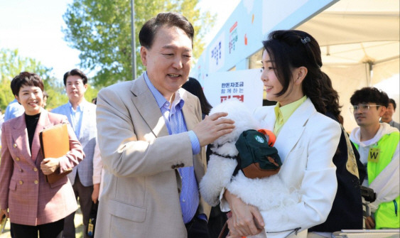 윤석열 대통령과 김건희 여사가 9월 24일 서울 용산어린이정원에서 열린 추석맞이 팔도장터를 찾아 반려견 써니를 쓰다듬으며 대화하고 있다. (대통령실)