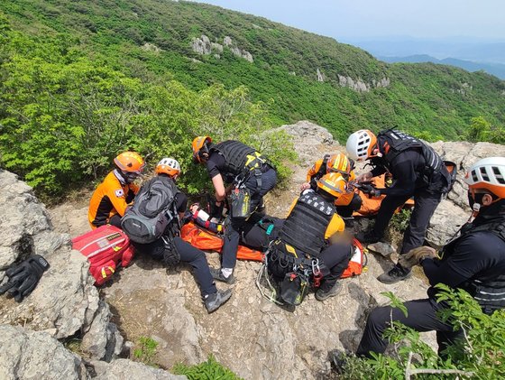 지난달 대구소방안전본부 대원들 산악사고 대응 훈련을 하고 있다. 사진 대구소방안전본부