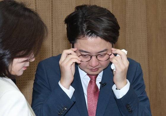 국민의힘 이준석 전 대표가 16일 국회에서 현안 관련 기자회견 후 허은아 의원 등과 퇴장하고 있다. 연합뉴스