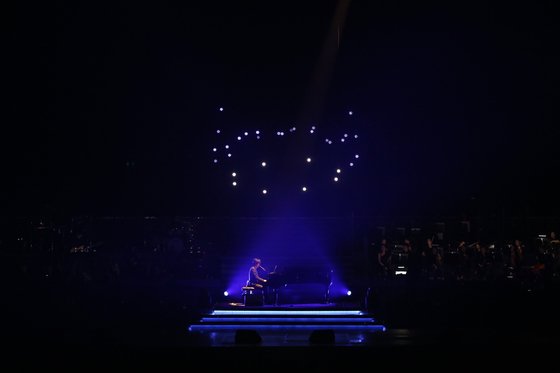 이날 공연에서 김동률은 엔딩곡 ‘기억의 습작’을 직접 피아노를 치며 불렀다. 사진 뮤직팜엔터테인먼트.
