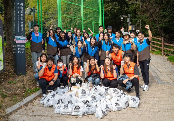 서울둘레길 환경 정화 플로깅을 통해 쓰레기 봉투 40개 분량을 청소한 모습.