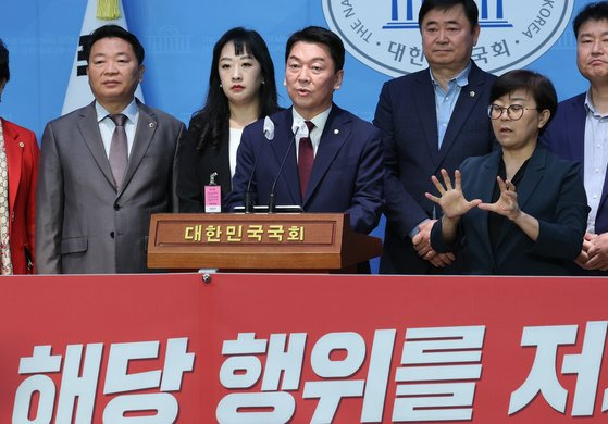 안철수 국민의힘 의원이 16일 서울 여의도 국회 소통관에서 이준석 전 대표 제명 촉구 기자회견을 하고 있다. 뉴스1