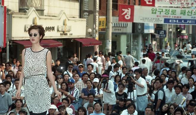 1996년 압구정 로데오 거리에서 축제가 열린 모습.  사진=연합뉴스