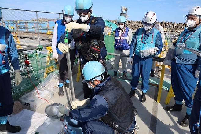 3일(현지시간) 일본 후쿠시마현 오쿠마에서 관계자들이 후쿠시마 제1원자력발전소 오염수(일본 정부 명칭 ‘처리수’)의 2차 방류에 앞서 샘플을 채취하고 있다. 도쿄전력 제공