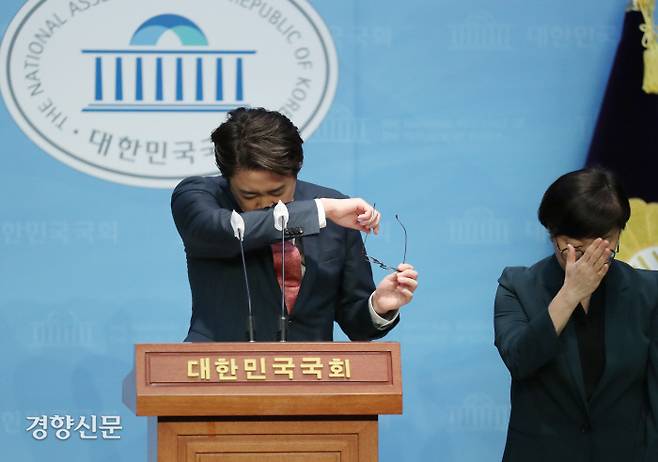 이준석 국민의힘 전대표가 16일 국회 소통관에서 현안 관련 기자회견 중 해병대 채모 상병과 서초구 초등학교 교사 사건 등을 이야기하다 눈물을 훔치고 있다. 박민규 선임기자