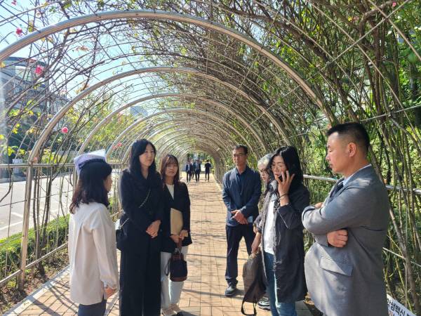 코로나19백신 피해 학생 학부모 6명의 국가배상 집단 소송 두 번째 변론기일이 열린 지난 12일 서울중앙지방법원 법정 앞에서 학부모와 유족이 재판 이후 대책을 논의하고 있다.