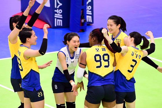 Suwon Hyundai Engineering & Construction Hillstate players celebrate during a V League game against the Gwangju AI Peppers at Suwon Gymnasium in Suwon, Gyeonggi on Sunday. [KOREA VOLLEYBALL FEDERATION]