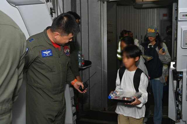 공군 KC-330 ‘시그너스’ 다목적 공중급유 수송기는 지난 14일 이스라엘에서 한국인 163명과 외국인 57명을 태우고 같은 날 밤 10시45분(한국시간)쯤 경기도 성남 서울공항에 착륙했다. 사진은 공군 제5공중기동비행단 소속 KC-330 조종사 박종현 소령이 이스라엘에서 탑승하는 어린이를 안내하는 모습. 국방부 제공