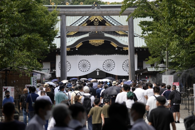 일본의 제2차 세계대전 패전일인 지난해 8월 15일 당시 일본 도쿄 야스쿠니신사에 참배객이 몰려들고 있다. AP뉴시스