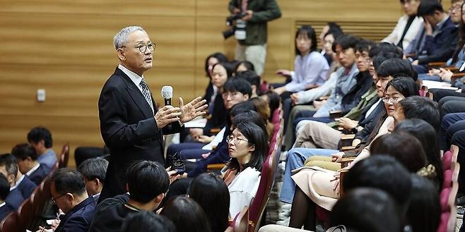 단상 내려온 유인촌 문화체육관광부 장관 / 사진=연합뉴스