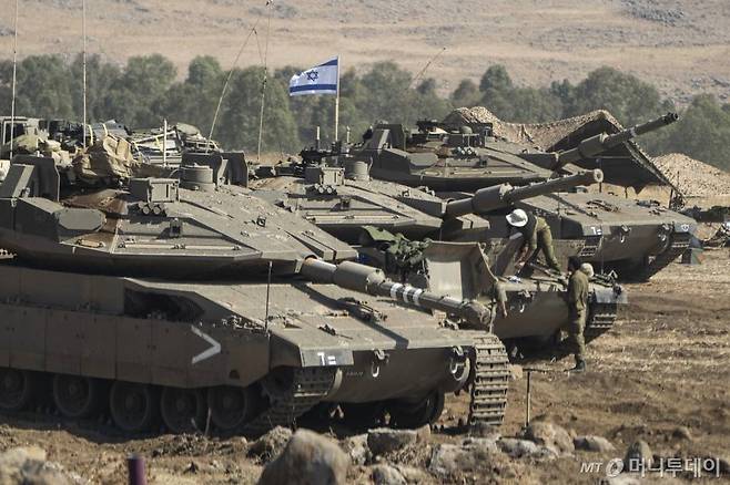 Israeli tanks are stationed near the border with Lebanon, in Israel, Saturday (AP Photo/Petros Giannakouris)  [텔아이브=AP/뉴시스]  장소가 알려지지 않은 이스라엘과 레바논 국경 인근에 이스라엘 전차들이 주둔해 있다.  /사진=AP 뉴시스