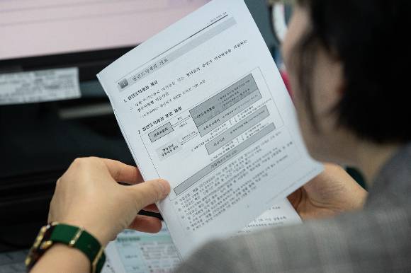 서울 중구에 위치한 청년도약계좌 비대면 상담센터에서 한 상담사가 청년도약계좌 관련 자료를 살피고 있다./사진=뉴스1