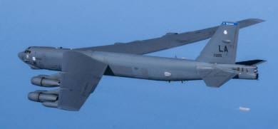 핵 탑재 전략폭격기 B-52.