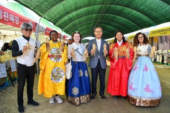 2023 영주 풍기인삼축제'에서 이창구(사진 왼쪽 첫번째) 축제조직위원장, 박남서(왼쪽에서 네번째) 영주시장이 외국인 관광객들과 기념사진을 찍고 있다. (영주시 제공)