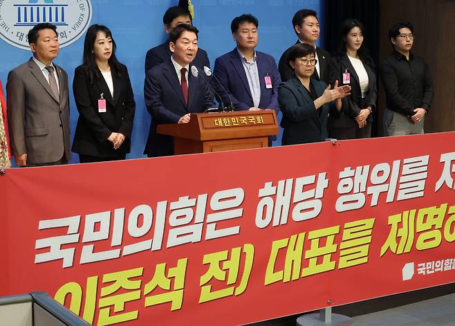 안철수 국민의힘 의원이 16일 국회에서 이준석 전 대표 제명 촉구 기자회견을 하고 있다. [연합]