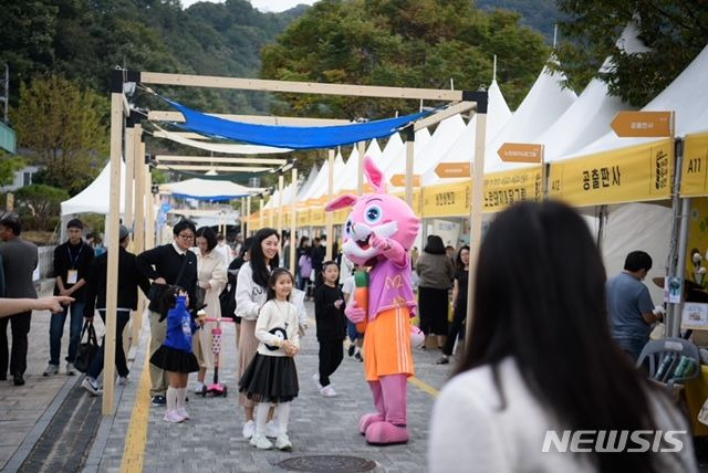 [전주=뉴시스]윤난슬 기자 = 전북 전주시는 지난 13~15일 전주한벽문화관과 완판본문화관 일원에서 '다시, 질문 곁으로'를 주제로 펼쳐진 2023 전주독서대전이 4만6000여 명이 참여 속에 성황리에 마무리됐다고 16일 밝혔다.(사진=전주시 제공)