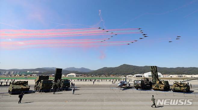 [성남=뉴시스] 황준선 기자 = 16일 경기 성남시 서울공항에서 열린 국내 최대 항공우주·방위산업 전시회 ‘서울 아덱스(ADEX) 2023’ 프레스 데이에서  에어쇼가 펼쳐지고 있다. 2023.10.16. hwang@newsis.com